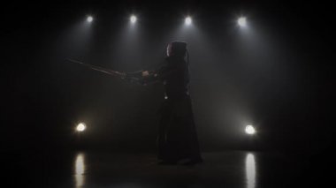 Erkeksi Kendo savaşçı shinai kılıç ile dövüş sanatı pratik.