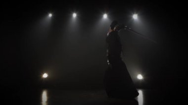 Kendo savaşçı shinai kılıç ile dövüş sanatı pratik.