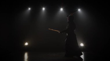 Kendo usta shinai kılıç ile dövüş sanatı pratik.