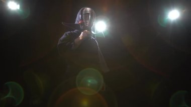 Atletik Kendo eğitmen alacakaranlıkta kamera için poz.