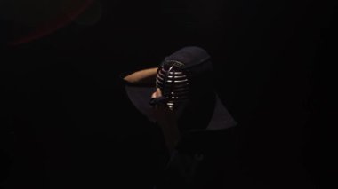 Atletik Kendo savaşçı kask koyarak ve bağcıklı.