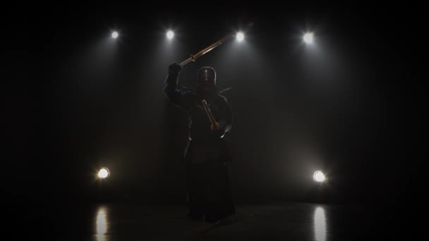 Athletischer Kendo-Meister, der Kampfkunst mit dem Shinai-Schwert praktiziert. — Stockvideo
