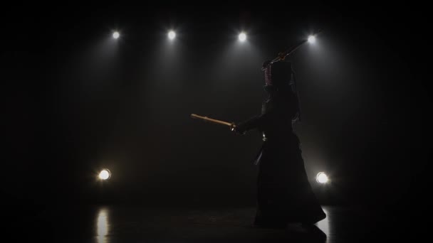 Maître kendo pratiquant l'art martial avec l'épée shinai . — Video