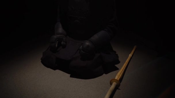 Atlético Kendo lutador está levando sua espada shinai no crepúsculo . — Vídeo de Stock