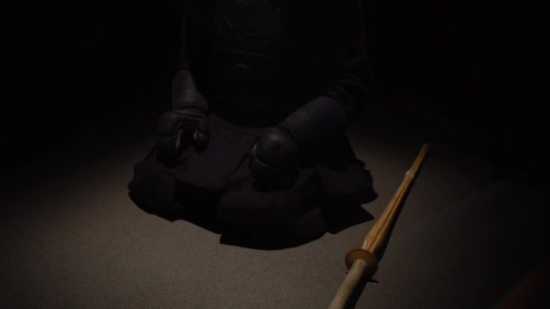 Athletic Kendo harcos, ő a shinai kard vesz félhomályban. — Stock videók