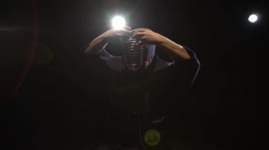 Atletik Kendo savaşçı kask koyarak ve arka planda spot onu bağcıklı
