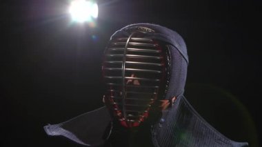 Kendo gurusu geleneksel bir kask içinde yerde oturuyor. Close
