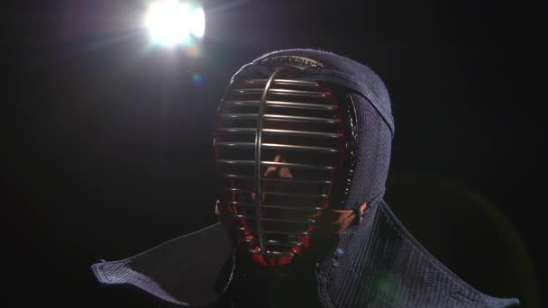 Kendo guru seduto sul pavimento con un casco tradizionale. Primo piano — Video Stock