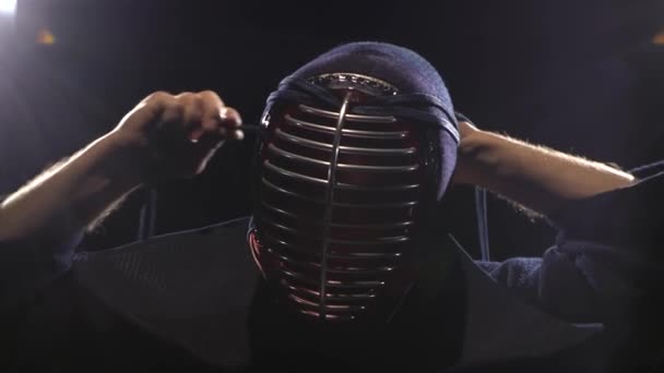 Kendo Warrior zet helm op en veter het. Close-up — Stockvideo