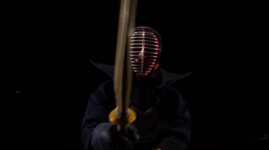 Katana kılıcı ile dövüş sanatı pratik kendo savaşçı yakın çekim.