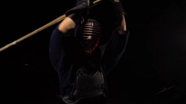 Katana kılıcı ile dövüş sanatı pratik kendo savaşçı yakın çekim.