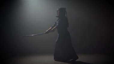 Kendo eğitmen Katana kılıç ile dövüş sanatı pratik.