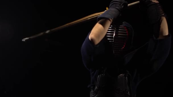 Крупный план борца кендо, практикующего боевое искусство с мечом Катаны . — стоковое видео