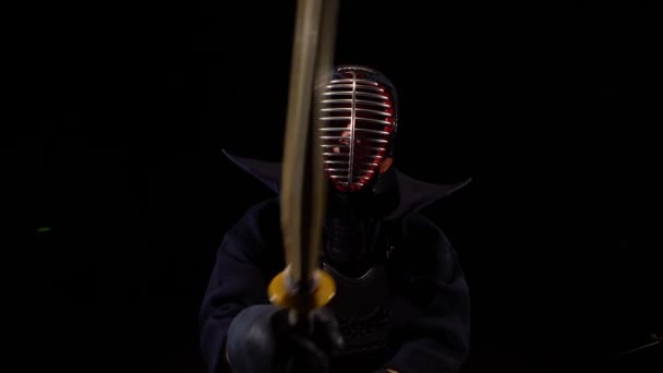 Primo piano del kendo fighter che pratica l'arte marziale con la spada Katana . — Video Stock