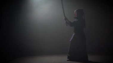 Kendo eğitmen Katana kılıç ile dövüş sanatı pratik.