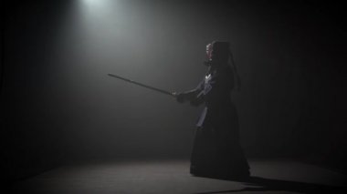Kendo eğitmen Katana Katana shinai ile dövüş sanatı pratik.