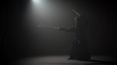 Kendo eğitmen Katana Katana shinai ile dövüş sanatı pratik.