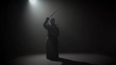 Kendo eğitmen Katana shinai ile dövüş sanatı pratik.