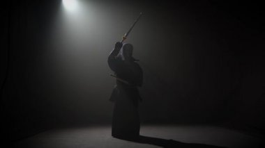 Kendo eğitmen Katana kılıç ile dövüş sanatı pratik.