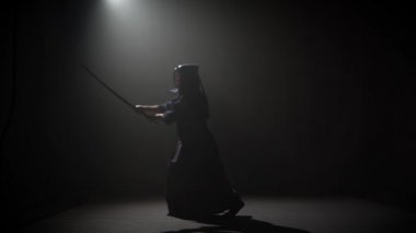 Kendo eğitmen Katana kılıç ile dövüş sanatı pratik.