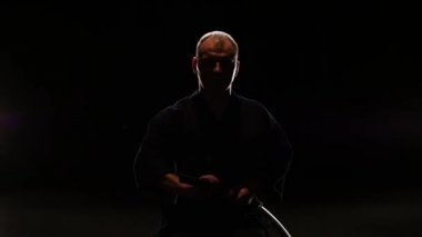 Willpowered Kendo savaşçı Katana kılıç, yavaş hareket ile dövüş sanatı pratik