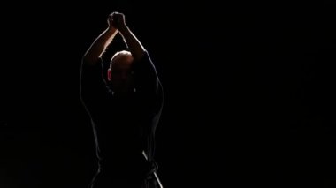 Usta Kendo gurusu Katana kılıcı ile dövüş sanatı pratik.