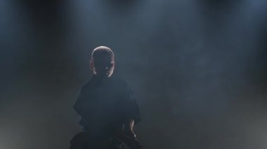 Kendo eğitmeni Katana kılıcıyla dövüş sanatı yapıyor. Yavaş çekim