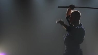 Kendo, Katana kılıcıyla dövüş sanatı nın ustası. Yavaş çekim