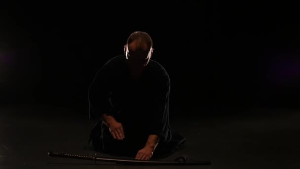 Willpowered Kendo tempur adalah membungkuk untuk pedang kuat Katana, gerakan lambat — Stok Video