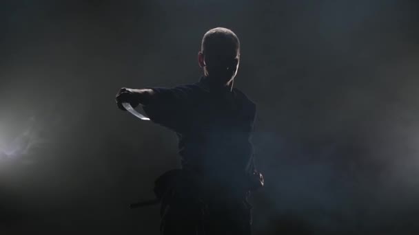 Luchador Kendo practicando artes marciales con la espada Katana. Movimiento lento — Vídeos de Stock