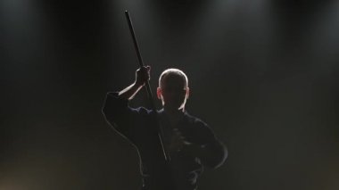 Usta Kendo savaşçı bokken, yavaş hareket ile dövüş sanatı pratik