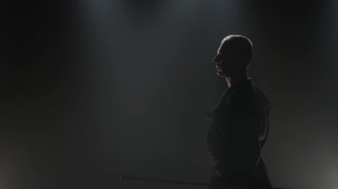 Kendo eğitmen bokken, yavaş hareket ile dövüş sanatı pratik