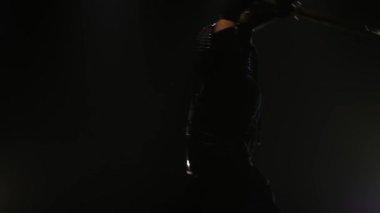 Konsantre Kendo savaşçı Katana kılıç ile dövüş sanatı pratik.