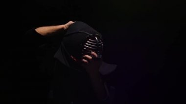Kendo eğitmen hachimaki eşarp başını sarma, yavaş hareket