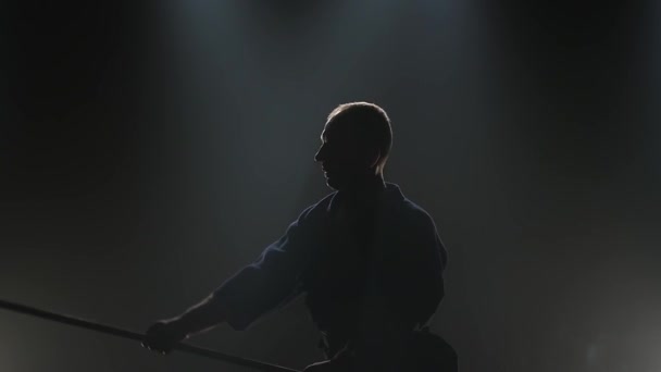 Instrutor Kendo concentrado está praticando arte marcial com o bokken . — Vídeo de Stock