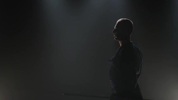 Kendo instructeur pratique l'art martial avec le bokken, au ralenti — Video