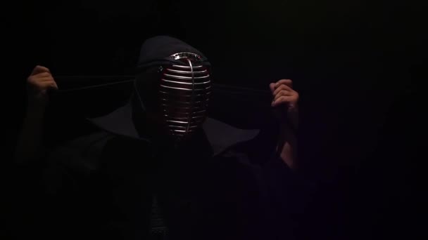 剑道大师绑在头盔上的绑带，慢动作 — 图库视频影像