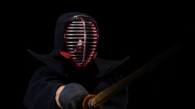 Kendo savaşçısı Katana shinai ile dövüş sanatı yapıyor. Yavaş çekim, yakın çekim.