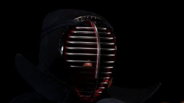 Yakın çekim Kendo savaşçı shinai kılıç ile dövüş sanatı pratik. Yavaş çekim