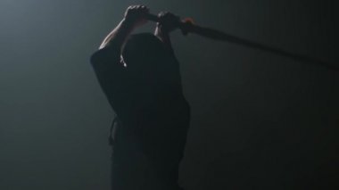 Kendo savaşçısı Katana kılıcıyla dövüş sanatı yapıyor. Yavaş çekim