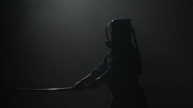 Deneyimli Kendo gurusu Katana kılıcı ile dövüş sanatı pratik. Yavaş çekim