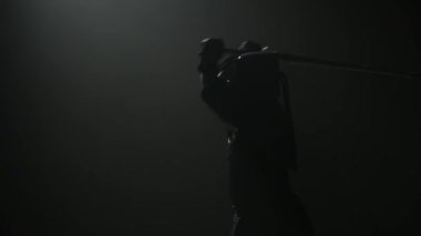 Kendo eğitmeni shinai kılıcıyla dövüş sanatı yapıyor. Yavaş çekim