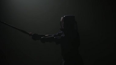 Kendo eğitmeni shinai kılıcıyla dövüş sanatı yapıyor. Yavaş çekim
