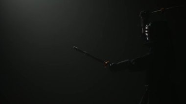 Kendo savaşçısı Katana shinai'lerle dövüş sanatı yapıyor. Yavaş çekim