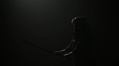 Deneyimli Kendo gurusu Katana kılıcı ile dövüş sanatı pratik. Yavaş çekim