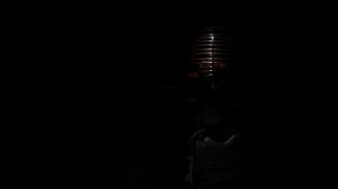 Kendo savaşçısı karanlıktan Aydınlığa çıkıyor. Yavaş çekim
