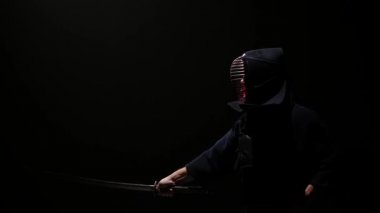 Kendo eğitmeni Katana kılıcıyla dövüş sanatı yapıyor. Yavaş çekim