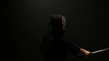 Kendo eğitmeni Katana kılıcıyla dövüş sanatı yapıyor. Yavaş çekim
