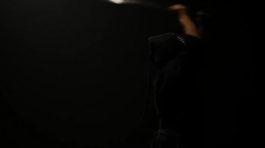 Kendo savaşçı Katana kılıç ile dövüş sanatı pratik. Yavaş çekim