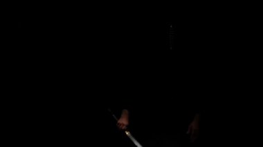 Yakın çekim Kendo gurusu Katana kılıcıyla dövüş sanatı yapıyor. Yavaş çekim